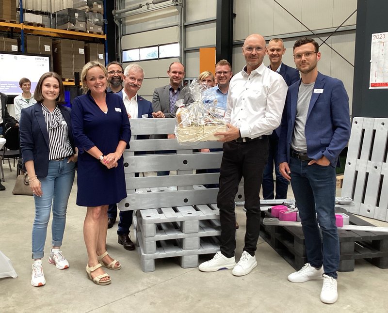 Starten das Projekt „Interreg Two4C“ zur Förderung der Kreislaufwirtschaft (von links): Angelina Stöck (Handwerkskammer Münter), Paulien Olde Bijvank (Saxion University of Applied Sciences), Christoph Hinske (Saxion University of Applied Sciences), Thomas Melchert (Handwerkskammer Münster), Martijn Kerssen (Wirtschaftsförderungsgesellschaft Oost NL), Anna Dittrich (Landkreis Grafschaft Bentheim), Dr. Thorsten Heilker (Landkreis Grafschaft Bentheim), Ralf Hilmes (Landkreis Grafschaft Bentheim), Johann-Heinrich Ensink (Alpha Paletten & Boxen) und Jonas Ensink (Alpha Paletten & Boxen). Foto: Handwerkskammer Münster
