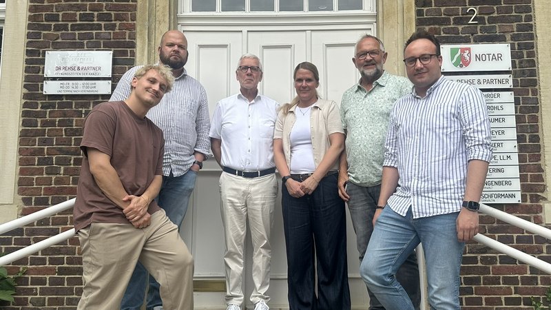 Bei der Beurkundung (von links): Ludwig Groten (CEO), Alexander Albowsky (COO), Dr. Wilhelm Rohls (Notar), Alice van Acken, Klaus Kemper und Carsten Röttger. Foto: Tobit