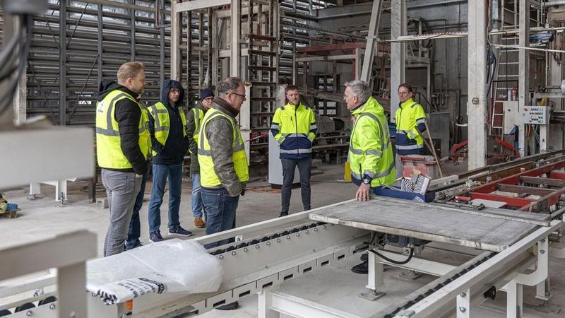 Mit einer neuen Fertigungsstraße erweitert Klostermann die Kapazitäten für die Pflastersteinfertigung. Foto: Klostermann
