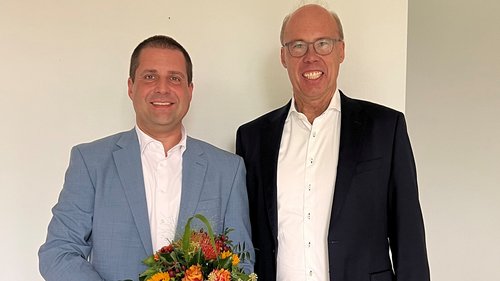 Andreas Hartmann (rechts) aus dem Volksbank-Vorstand gratuliert Marko Mohrenz, Bereichsdirektor Vorstandsstab, zur erteilten Prokura für die Volksbank im Münsterland. Foto: Volksbank im Münsterland