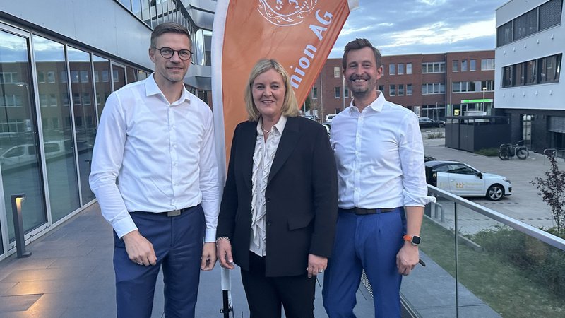 Feierten die Eröffnung der neuen Büros von Finanz-Union und Berlekamp Architekten (von links): Ingo Niehaus (Geschäftsführer EWG), Eva Korte (Kooperationspartnerin FU Finanz-Union Vermittlungs AG) und Simon Muldbücker (Vorstand FU Finanz-Union Vermittlungs AG). Foto: EWG Rheine