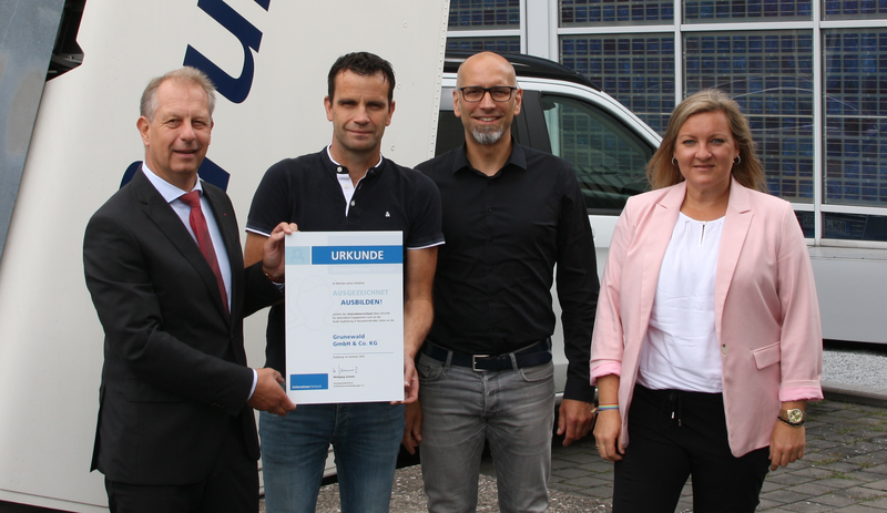 Philipp Grunewald (Zweiter von rechts) und Wolfgang Overbeck (Zweiter von links) nahmen die „AusgezeichnetAusbilden!“-Urkunde von Martin Jonetzko und Jennifer Middelkamp vom Unternehmerverband entgegen. Foto: Unternehmerverband