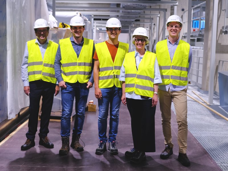 Beim Besuch der Baustelle der „FFB PreFab“ (von links): Joachim Neuser (Beauftragter für den Aufbau der Batteriezellforschungsfabrik im NRW-Wirtschaftsministerium), Professor Dr. Simon Lux (Institutsleiter Fraunhofer FFB), Robin Korte (Landtagsabgeordneter Bündnis 90/Die Grünen), Silke Krebs (Staatssekretärin NRW-Wirtschafsministerium) und Michael Wessels (Gruppenleiter Projektmanagement & Akademie, Fraunhofer FFB). Foto: Fraunhofer FFB
