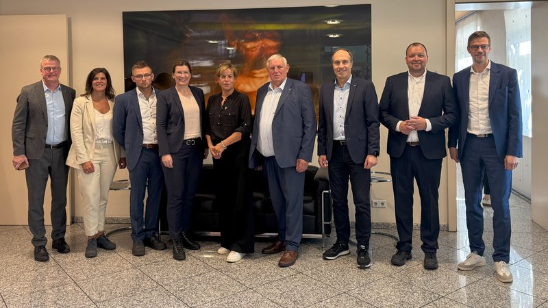 Beim Besuch der Gießerei Reckers in Rheine-Mesum (von links): Dr. Peter Lüttmann, Ramona Krümpel, Patrick Sichala, Dorothee Reckers, Mona Neubaur, Karl-Josef Laumann, Bernhard Rieken, Björn Nitschke und Ingo Niehaus. Foto: EWG