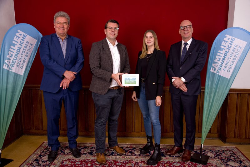 Bei der Preisverleihung (von links): Kreisrat Matthias Selle, Assmann-Personalleiter Alexander Epping, Isabell Aßmann und Osnabrücks Erster Stadtrat Wolfgang Beckermann 