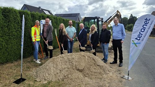 Beim Spatenstich für den Glasfaserausbau in Glandorf-Schwege (von links): Marina Lange (MD Networks GmbH Projektleiterin), Frank Scheckelhoff (Fachdienst Bauen und Umwelt, Gemeinde Glandorf), Anna Kebschull (Landrätin Landkreis Osnabrück), Franz Josef Ziegert (Mitglied Ortsrat Schwege), Karl-Heinz Bechtrup (Mitglied Ortsrat Schwege), Claudia Pelzl (Regionalleitung Projektentwicklung, GVG Glasfaser), Anatoli Krieger (Bauleiter, GVG Glasfaser) und Stephan Simon (Breitband-Koordinator, Landkreis Osnabrück). Foto: GVG Glasfaser