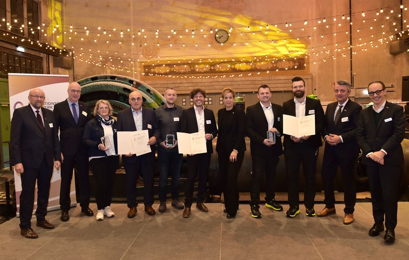Bei der Verleihung des Innovationspreises Handwerk NRW (von links): Berthold Schröder (Präsident Westdeutscher Handwerkskammertag), Thomas Harten (stellvertretender Hauptgeschäftsführer HWK Münster), Susanne und Manfred Verweyen (Bäckerei Verweyen), Lucas von der Forst und Rodja Trappe (Zauberzeug), NRW-Wirtschaftsministerin Mona Neubaur, Mark und Stephan Berendsen (Bear-Machines), Jürgen Kroos (Vizepräsident HWK Münster) und Dr. Florian Hartmann (Hauptgeschäftsführer Westdeutscher Handwerkskammertag). Foto: WHKT/RG