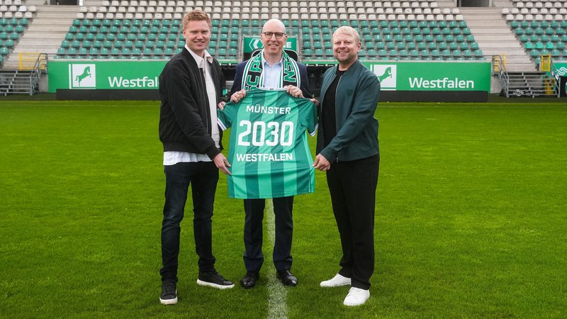 Jesko von Stechow (Mitte) freut sich zusammen mit SCP-Geschäftsführer Philipp Deipenbrock (rechts) und Felix Lütke Wöstmann von der Sportmarketing-Agentur Sportfive über die Fortsetzung der Exklusivpartnerschaft bis 2030. Foto: Westfalen