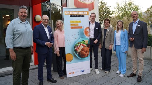 Nahmen am 42. kreisweiten Unternehmerfrühstück teil (von links): Andreas Wallmeier (Geschäftsführer Conditorei Coppenrath & Wiese), Landrat Dr. Martin Sommer, Christina Rählmann (Bürgermeisterin Gemeinde Mettingen), Christian Holterhues (WESt), Inna Gabler (IHK Nord Westfalen), Carolin Ludmann (WESt) und Matthias Martin (IHK-Regionalausschuss für den Kreis Steinfurt). Foto: WESt mbH