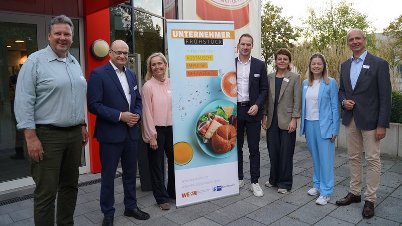 Nahmen am 42. kreisweiten Unternehmerfrühstück teil (von links): Andreas Wallmeier (Geschäftsführer Conditorei Coppenrath & Wiese), Landrat Dr. Martin Sommer, Christina Rählmann (Bürgermeisterin Gemeinde Mettingen), Christian Holterhues (WESt), Inna Gabler (IHK Nord Westfalen), Carolin Ludmann (WESt) und Matthias Martin (IHK-Regionalausschuss für den Kreis Steinfurt). Foto: WESt mbH