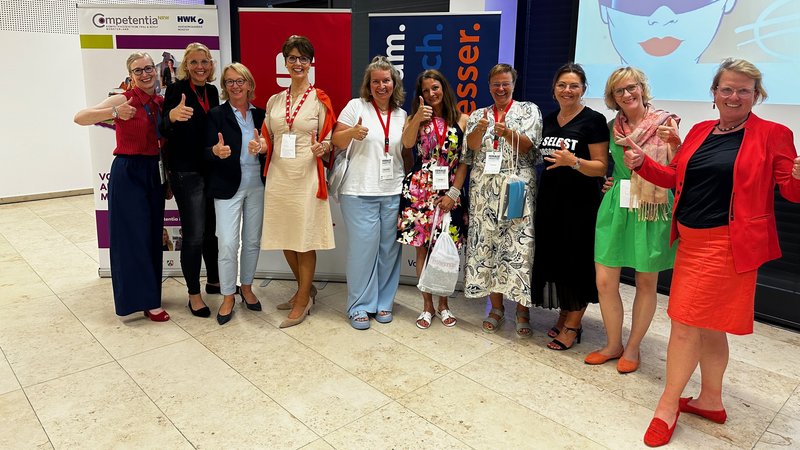 Female Finance Day mit (von links): FuU-Vorsitzende Margret Homann, Friederike Sauvigny, Claudia von Diepenbroick-Grüter, Mechtild Pieper, Meike Schönfeld, Julia Walter, Simone Plum, Monika Rolfes, Dr. Birgit Happel und Edda Vogt. Foto: Jana Peuster-Schmitz