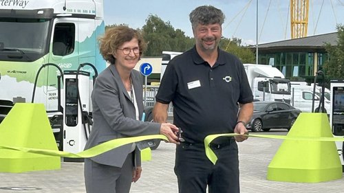 Dr. Andrea Hoppe (links, NRW-Wirtschaftsministerium) mit Rüdiger Schuma von Krimphoff & Schulte beim Durchschneiden des Symbolbandes zur offiziellen Eröffnung der neuen Wasserstoff-Tankstelle. Foto: ChargePool
