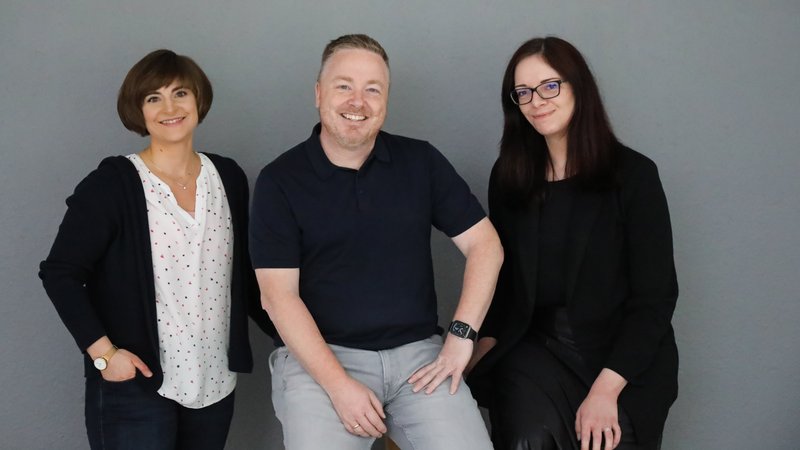 Das Wirtschaft-aktuell-Team ist für den Deutschen Podcast Preis 2024 nominiert (von links): Redaktionsleiterin Anja Wittenberg (Host), Redakteur Carsten Schulte (Host) und Mediengestalterin Nadine Tenhaken (Postproduktion). Foto: Jeannette Kuhn