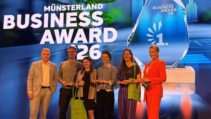 Die Sieger und Platzierten des Münsterland Business Awards (von links): Jürgen Feistmann (Vorstand Volksbank im Münsterland), Mark Gieseke (Geschäftsführer Gieseke), Elena und Ricarda Weber (Geschäftsführerinnen Loppi), Lea Schücking (Geschäftsführerin Shards) und Moderatorin Judith Rakers. Foto: Anja Wittenberg