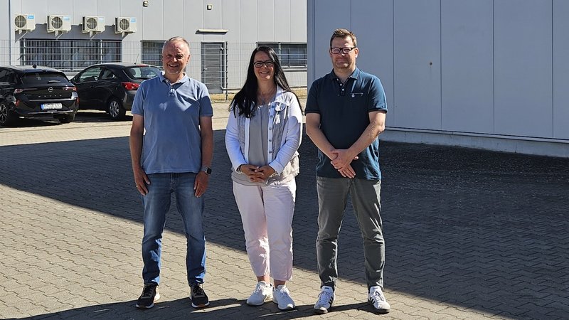 Die Ahauser Wirtschaftsförderin Katrin Damme gratulierte den Geschäftsführern Ulrich Pohlmann (links) und Maik Hesselink zum 25-jährigen Bestehen von Polyclean. Foto: Stadt Ahaus