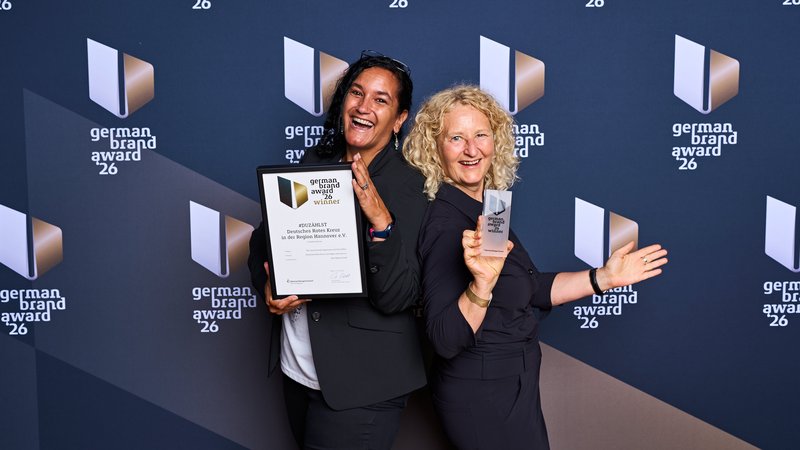 Anja Meuter (rechts) und Martina Kampshoff freuen sich über die Auszeichnung mit dem German Brand Award 2026 als Winner in der Kategorie „Non-Governmental Organizations & Public Affairs“. Foto/Quelle: Team Meuter
