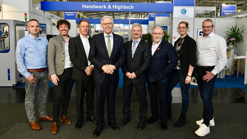 Am Gemeinschaftsstand „Handwerk & Hightech“ auf der Hannover Messe (von links): Peter Kösters, Rodja Trappe (Zauberzeug), Martin Schiller (Darpe Energie), Hans Hund und Thomas Melchert (HWK), Gerd Spreckelmeyer Anna Arnskötter und Marko Arning. Foto: Henning Scheffen
