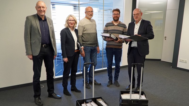 Bei der Übergabe der Antragsunterlagen für den Windpark in Georgsdorf: (v.l.) Samtgemeindebürgermeister Günter Oldekamp, Kreis-Dezernentin Dr. Elke Bertke, Gerald Voet von der Abteilung Bauwesen des Landkreises, Projektleiter Christoph Pieper und Landrat Uwe Fietzek. Foto: Landkreis Grafschaft Bentheim