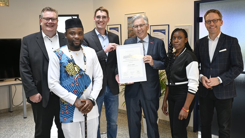Wecon-Geschäftsführer Hendrik Hemker (Dritter von links) nahm die Urkunde zum „Integrationspreis Handwerk NRW“ von Handwerkskammerpräsident Hans Hund (Dritter von rechts) entgegen. Bürgermeister Thomas Stohldreier (links) und Bundestagsabgeordneter Marc Henrichmann (rechts) gratulierten. Darüber freuen sich auch die Wecon-Beschäftigten Bestine Olla Bobga (Zweiter von rechts) und Martin Dongmo Donfack (Zweiter von links). Foto: Andreas Buck