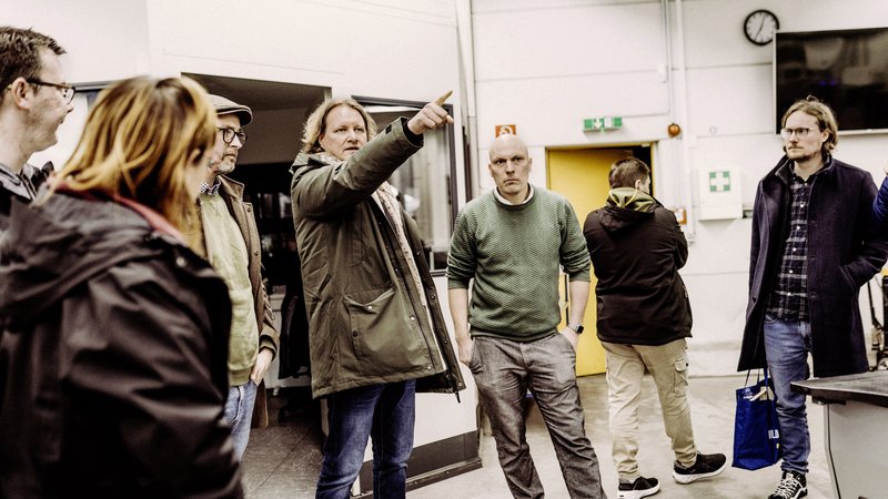 Der Jungunternehmerstammtisch „Dülmen Starts Up“ hat beim jüngsten Treffen eine Druckerei in Nordhorn besichtigt, wo die Wochenzeitung „Dülmenplus“ gedruckt wird. Foto: Yvii Photography