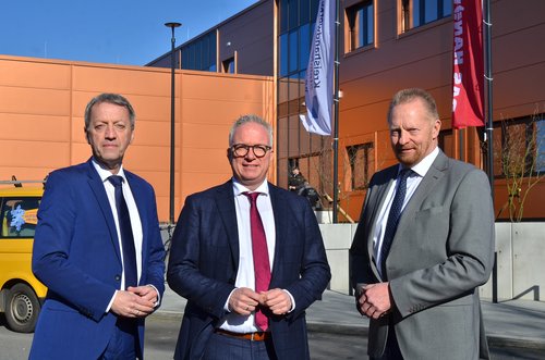 Der KH-Vorstand vor dem neuen neuen Berufsbildungszentrum in Rheine (von links): Günter Schrade, Frank Tischner und Reinhard Kipp. Foto: Terhörst 