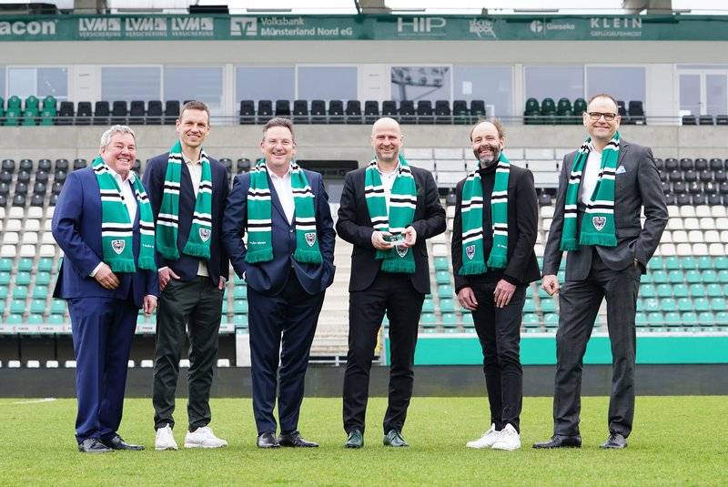 Verlängern ihre Partnerschaft (von links): Ulrich Rohlmann (Prokurist und Repräsentant Volksbank Münsterland Nord), Ole Kittner (Geschäftsführer Marketing, Strategie & Kommunikation SC Preußen Münster), Thomas Jakoby (Vorstandsmitglied Volksbank Münsterland Nord), Dietmar Dertwinkel (Vorstandsmitglied Volksbank Münsterland Nord), Albrecht Dörries (Geschäftsführer Finanzen SC Preußen Münster) und Daniel Averesch (Regionalleiter Privatkunden Süd Volksbank Münsterland Nord). | Foto: Volksbank Münsterland Nord