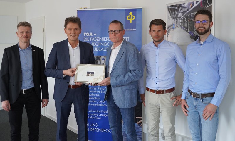 Dietmar Lager (Wirtschaftsförderung Stadt Lingen, links) und Oberbürgermeister Dieter Krone (Zweiter von links) gratulierten dem Depenbrock-Bereichsleiter Michael Rumker (Dritter von links) sowie den beiden Mitarbeitern, die vor Ort tätig sind, zum neuen Standort. Foto: Stadt Lingen