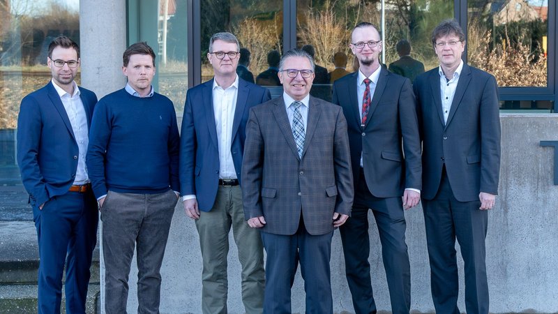 Arbeiten künftig enger zusammen (von links): Karsten Küwen, Sascha Gebhardt (CIO), Ole Klose (CFO), Fred Schäfer, Philip Häusler und Dr. Goy-Hinrich Korn (CDO). Foto Krone