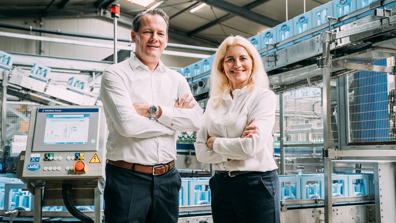 Geschäftsführer Guido Schürkötter und Geschäftsführerin Heike Schürkötter in der Produktion bei Salvus. Foto: Salvus Mineralbrunnen GmbH