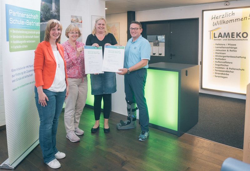 Zusammenarbeit bei der Berufsorientierung vereinbart (von links): IHK-Projektmitarbeiterin Melanie Vennemann, Schulleiterin Pia Koch, Studien- und Berufswahlkoordinatorin Sabine Sturm und Lameko-Geschäftsführer Thomas Köhne. Foto: Grundmann/IHK