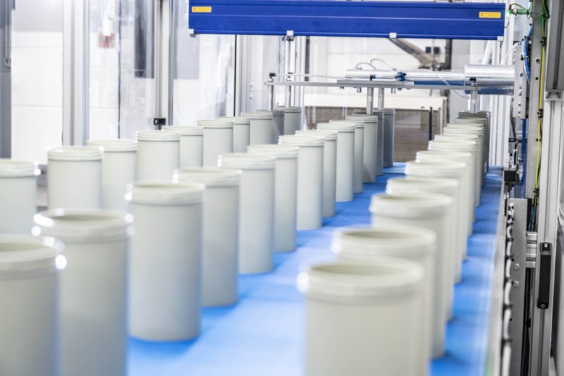 Tetra und Spies aus Melle haben gemeinsam eine neue, nachhaltige Verpackung für Teichfischfutter entwickelt. | Foto: Spies Packaging