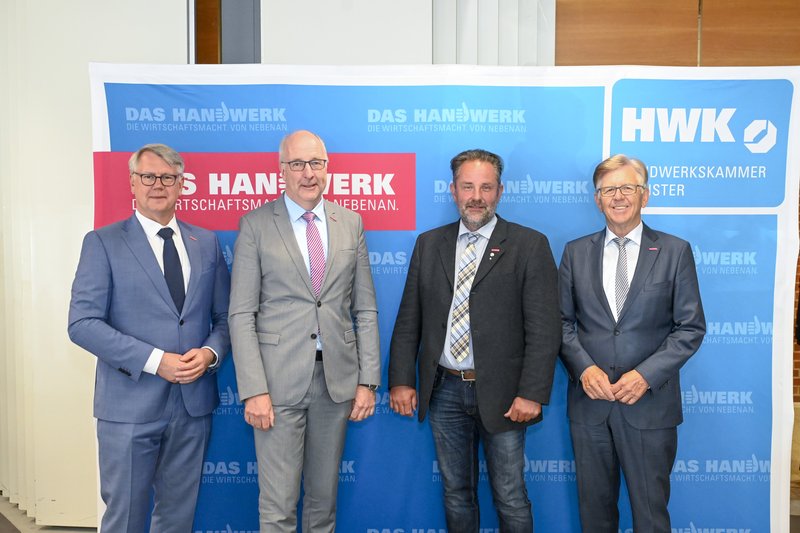 Präsident Hans Hund (rechts) und Hauptgeschäftsführer Thomas Banasiewicz (links) gratulierten Arnd Neubauer (Zweiter von rechts.) und Thomas Harten zu ihren neuen Positionen bei der Handwerkskammer Münster. Foto: © Andreas Buck
