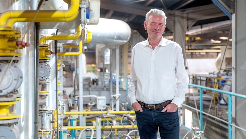 Christian Hagemeister erläuterte den Mitgliedern des IHK-Regionalausschusses für den Kreis Coesfeld den Produktionsprozess von Klinkersteinen, der zunehmend automatisiert erfolgt. Foto: Grundmann/IHK Nord Westfalen