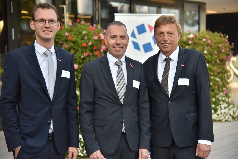 Christoph Bruns (rechts) hat den Staffelstab als Hauptgeschäftsführer bei der Kreishandwerkerschaft Borken an Daniel Janning übergeben (Mitte). Jens Huchthausen übernimmt die Geschäftsführung von Janning in Ahaus. Foto: Kreishandwerkerschaft Borken