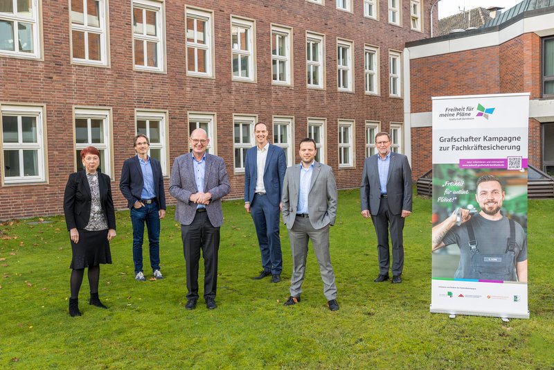 Die Initiatoren der Grafschafter Fachkräftekampagne (von links): Jutta Lübbert und Klaas Johannink von der Wirtschaftsvereinigung der Grafschaft Bentheim, Landrat Uwe Fiet-zek, Erster Kreisrat Dr. Michael Kiehl, Sascha Wittrock und Gerd Hindriks von der Kreishandwerkerschaft Grafschaft Bentheim.