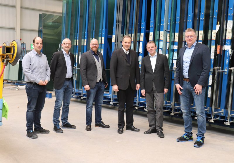 Betriebsbesuch bei Finiglas (von rechts): Geschäftsführer Alexander Nagel, IHK-Hauptgeschäftsführer Dr. Fritz Jaeckel, IHK-Vizepräsident Helmut Rüskamp, IHK-Regionalbeauftragter Christopher Papendorf, technischer Niederlassungsleiter Jürgen Kohn und Projektmanager Mirko Heeringa. | Foto: Krüdewagen/IHK