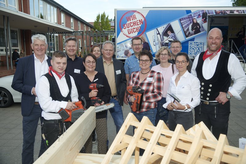 Freuen sich über die Resonanz beim B.O.P. in Bramsche (von links): Heiner Pahlmann (Bürgermeister Bramsche), Klaus Sandhaus (Wirtschaftsförderung Bramsche), Susanne Steininger (MaßArbeit), Marita Kleene-Schleper (Wilhelm-Busch-Schule Bramsche), Thomas Bening (Schulleitung IGS Bramsche), Robert Ritter (IGS Bramsche), Dorte Hierse (Schulleitung Hauptschule Bramsche), Ines Asselmeyer (Wirtschaftsförderung Bramsche), Tim Schöpper (Realschule Bramsche) und Katja Bielefeld (Servicestelle Schule-Wirtschaft). Foto: Uwe Lewandowski