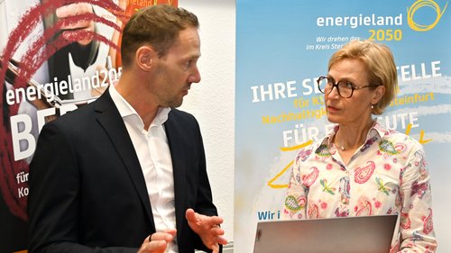 Silke Wesselmann (Geschäftsführerin des energieland2050 e.V.) und Christian Holterhues (Geschäftsführer der WESt) freuen sich auf den Start des neuen kostenlosen Beratungsangebotes des energieland2050 e.V., das Unternehmen einen praxisnahen Einstieg in die Themen Energieeinsparung, erneuerbare Energien und Fördermittel bietet. Foto: Kreis Steinfurt