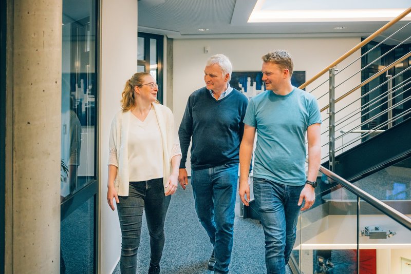 Ludger Wissing (Mitte) freut sich, dass Judith Deitert und Jonas Wissing in seine Fußstapfen treten. Foto: © PFREUNDT GmbH