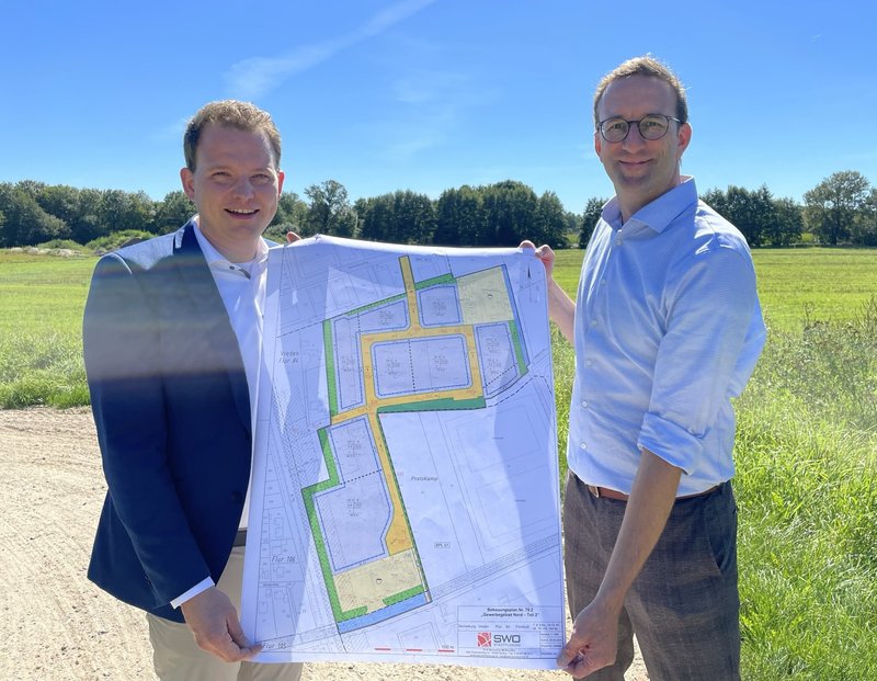Bürgermeister Dr. Tom Tenostendarp (links) und Wirtschaftsförderer Michael Terhörst präsentieren den Plan für die Erweiterung des Gewerbegebiets Nord. Foto: Stadt Vreden