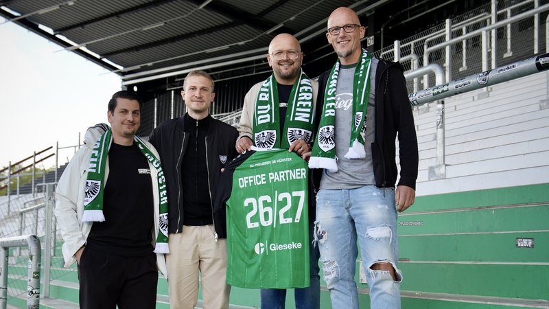 Denis Alijagic (links), Hermann-Wilhelm Wantia (Zweiter von rechts) und Sven Osterholt (rechts) von Office Partner freuen sich gemeinsam mit Jan Gerbe (Sportfive) über die Zusammenarbeit. Foto: Office Partner