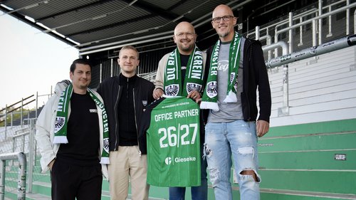 Denis Alijagic (links), Hermann-Wilhelm Wantia (Zweiter von rechts) und Sven Osterholt (rechts) von Office Partner freuen sich gemeinsam mit Jan Gerbe (Sportfive) über die Zusammenarbeit. Foto: Office Partner