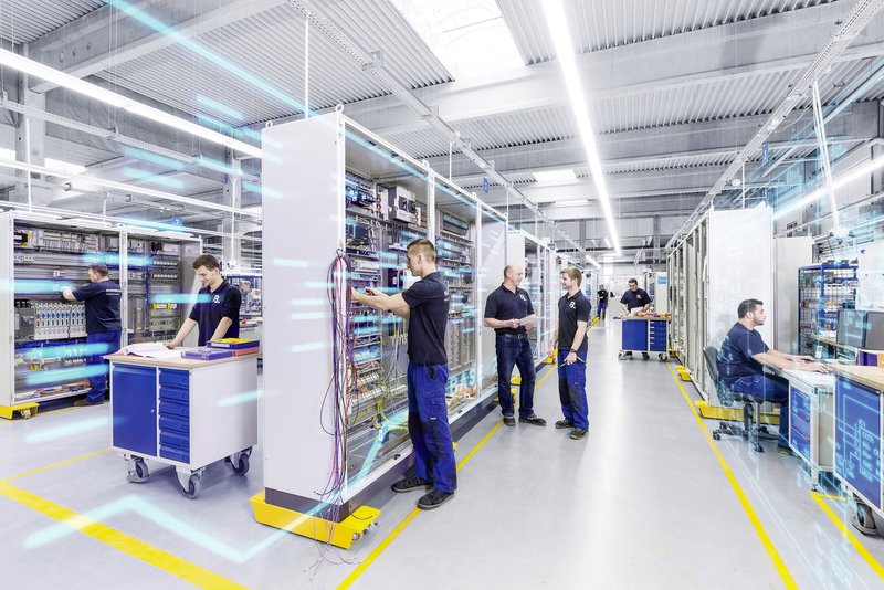 Auch die Blumenbecker-Produktion wird immer digitaler, zum Beispiel beim Schaltschrankbau. (Foto: Blumenbecker)