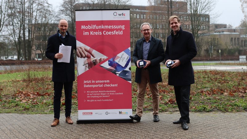 Sebastian Schulze Baek (Mobilfunk-Koordinator des Kreises Coesfeld), Dr. Jürgen Grüner (wfc-Geschäftsführer) und Landrat Dr. Christian Schulze-Pellengahr (von links) freuen sich, dass dank der Daten aus der Mobilfunkmessung nun konkrete Schritte für die Schließung vieler LTE-Empfangslücken geplant sind. Foto: Kreis Coesfeld/ Tobias F. König