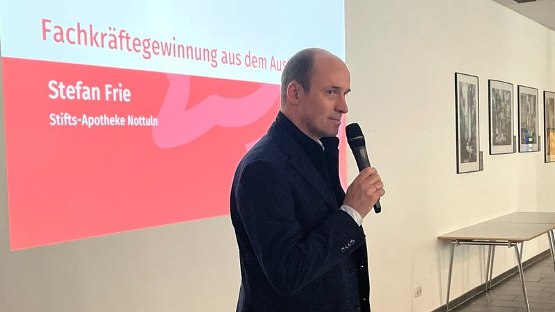Stefan Frie, Inhaber der Stifts-Apotheke in Nottuln, hat eine Fachkraft aus dem Kosovo eingestellt. Doch der Weg dorthin war weit und steinig. Verbesserungen soll das neue Fachkräfteeinwanderungsgesetz bringen. Foto: Sabrina Becker/wfc