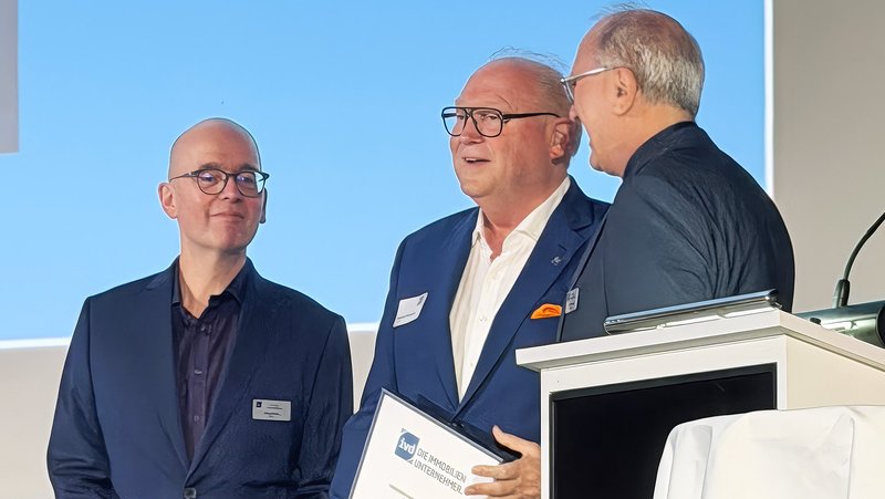 Verleihung der IVD-Ehrennadel in Silber im Rahmen des Immobilienkongresses 2026 im Kameha Grand Bonn: (von links) Jörg Utecht (Geschäftsführer IVD West), Bernard H. Homann (Gründer der Homann Immobilien Münster GmbH) und Burkhard Blandfort (Vorstandsvorsitzender IVD West). Foto: Homann Immobilien Münster GmbH