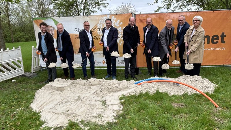 Startschuss für den Glasfaserausbau in den Gewerbegebieten in Ahlen (von links): Moritz vor dem Berge (Fördermittelberater), Dr. Thomas Vollert (Geschäftsführer Helinet), Uwe Friedrichs (Stadtwerke Ahlen), Dr. Alexander Berger, Dr. Olaf Gericke, Dr. Herbert Bleicher (Kreisbaudezernent), Dr. Alfred Kruse, Stefan Deimann (Wirtschaftsförderung Ahlen), Petra Michalczak-Hülsmann (Wirtschaftsförderung Kreis Warendorf). Foto: Stadt Ahlen