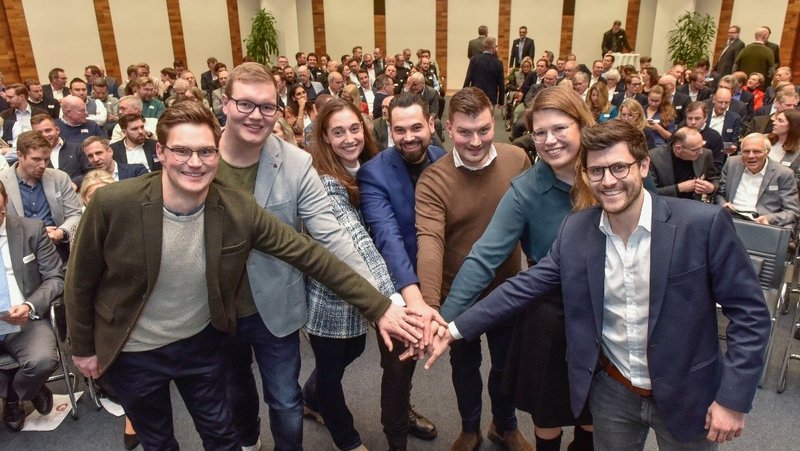 Engagieren sich als BVMW-Botschafter des Jungen Mittelstands (von links): Benjamin Adamaschek (Young Pro Academy, Münster), Joshua Leusder (Moleco, Ochtrup), Kim Heuser (Herotec, Ahlen), Jan-Marlo Sokolowski (Cookie Brand, Nottuln), Christian Wiesner (Smarte Unternehmensentwicklung, Billerbeck), Helke Sievers (S-I-B, Reken) und Max Vogel (Schröder & Vogel, Rheine). Foto: BVMW