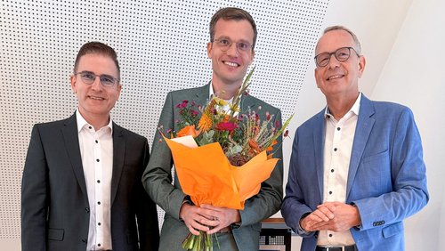 Henning Henke (Vorstand, links) und Matthias Entrup (Vorstandsvorsitzender, rechts) gratulieren Alexander Wissing (Bereichsleiter Organisation/IT) zur Ernennung zum Generalbevollmächtigten der Volksbank Westmünsterland. Foto: Volksbank Westmünsterland eG