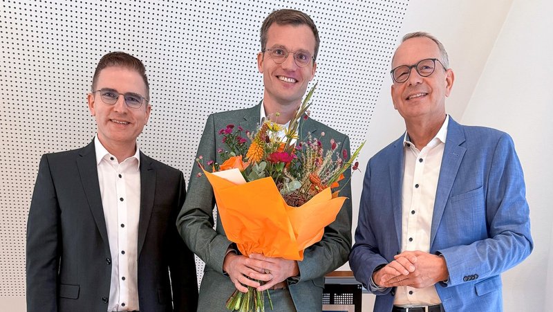 Henning Henke (Vorstand, links) und Matthias Entrup (Vorstandsvorsitzender, rechts) gratulieren Alexander Wissing (Bereichsleiter Organisation/IT) zur Ernennung zum Generalbevollmächtigten der Volksbank Westmünsterland. Foto: Volksbank Westmünsterland eG